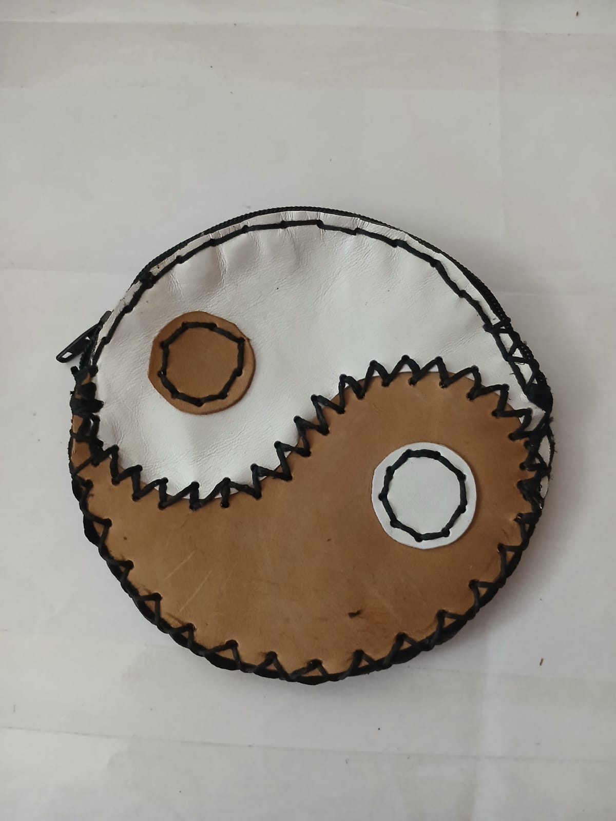 Monedero redondo Ying yang marrón