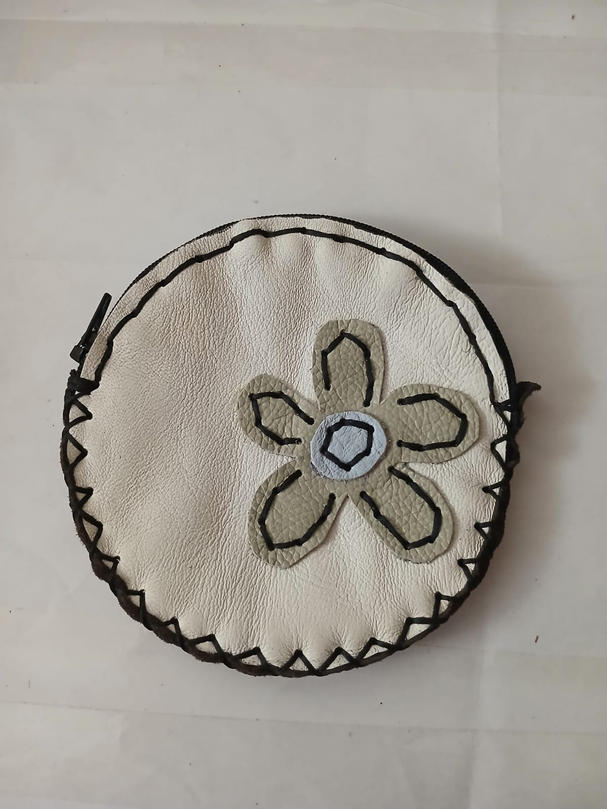 Monedero redondo flor gris