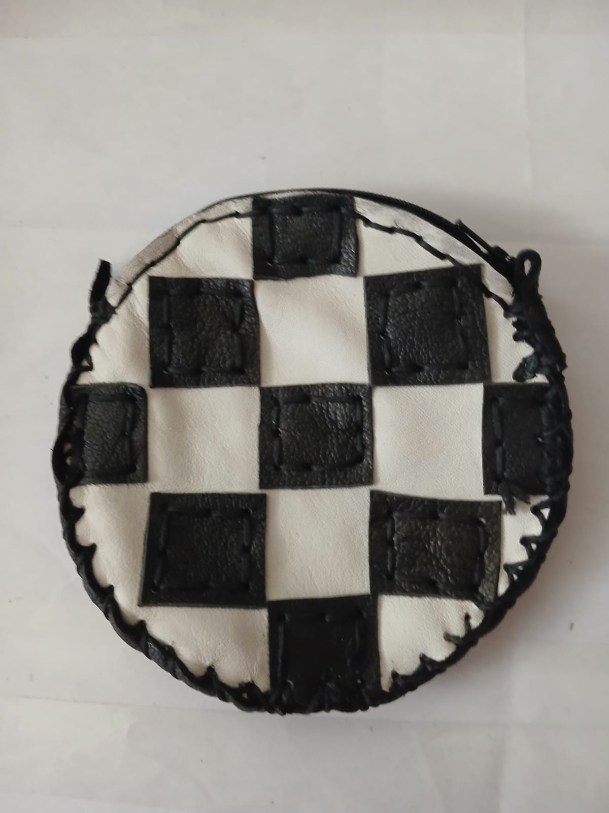 Monedero redondo a cuadros blancos y negros