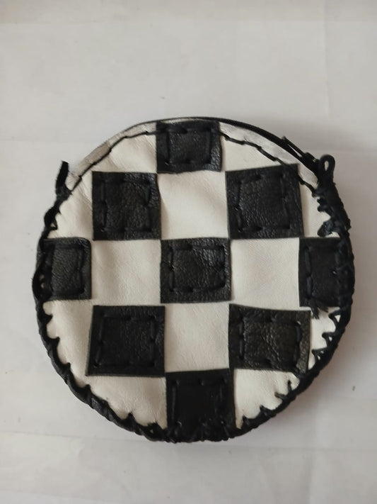 Monedero redondo a cuadros blancos y negros